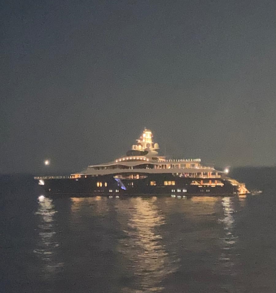 Foto noturna tirada da terra do iate de Mark Zucherberg